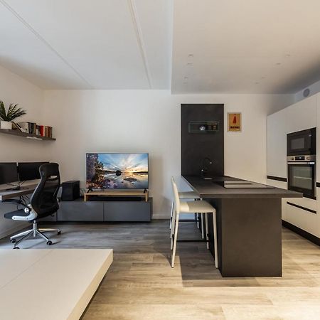 Comfy Apt With Private Parking & Balcony Milano Esterno foto