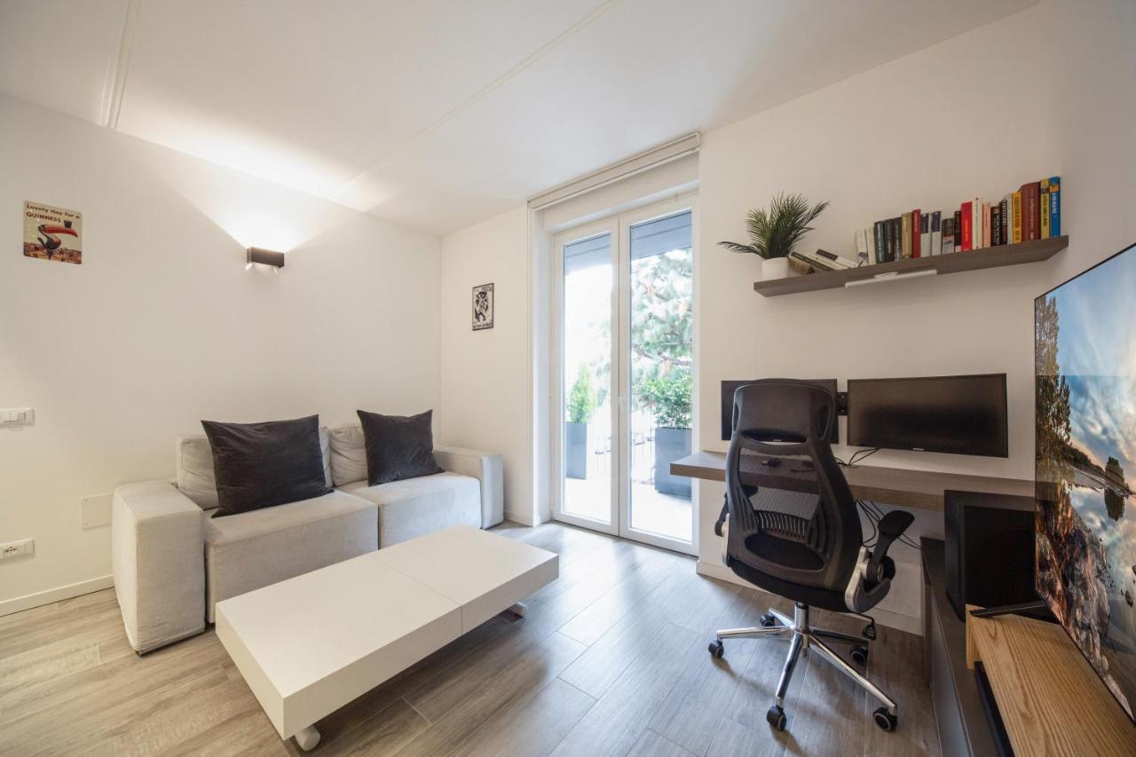Comfy Apt With Private Parking & Balcony Milano Esterno foto