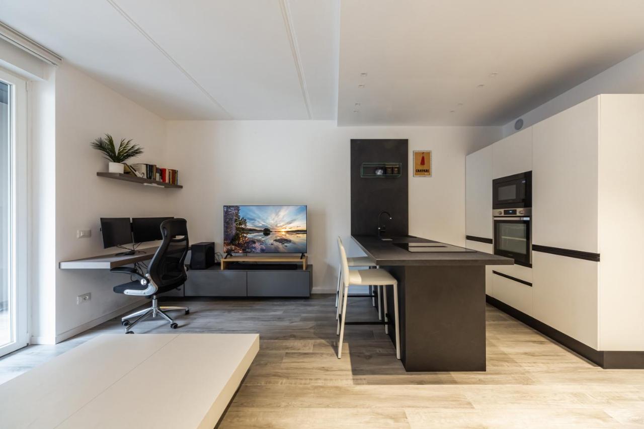 Comfy Apt With Private Parking & Balcony Milano Esterno foto