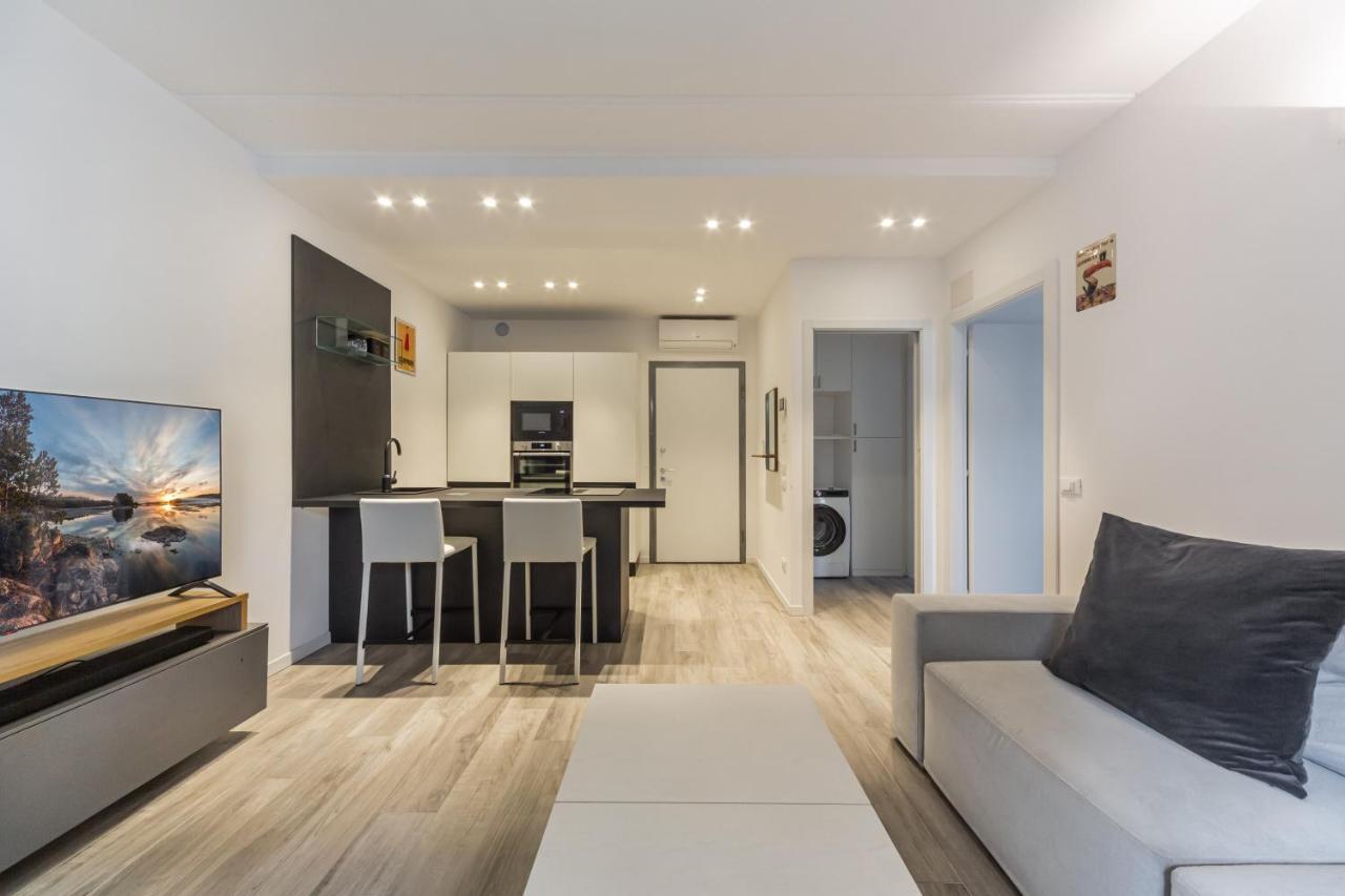 Comfy Apt With Private Parking & Balcony Milano Esterno foto